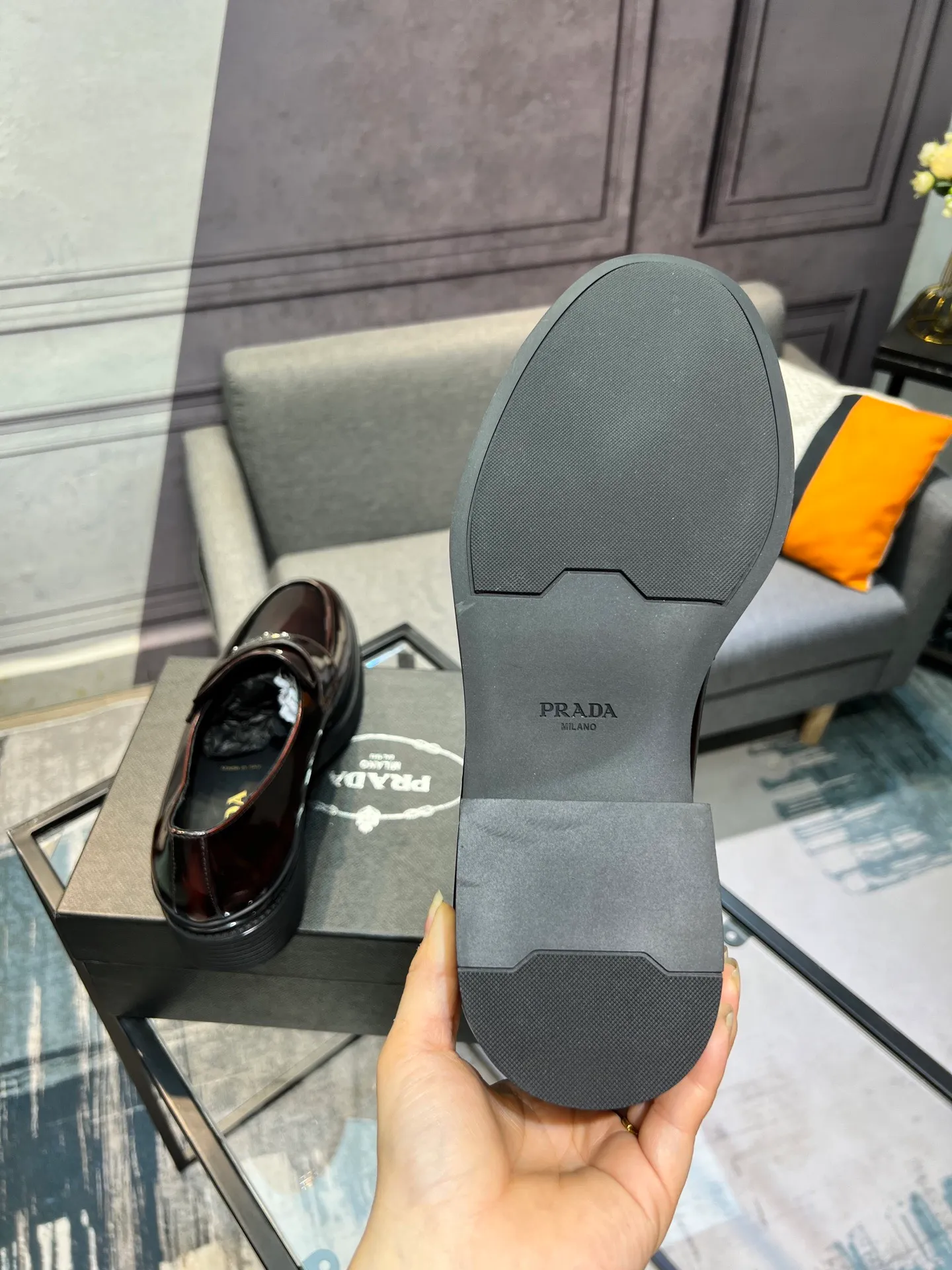 Men's clothing and shoes 💰860 Prada/Prada's new glossy leather loafers are made of open-edge beaded uppers imported from Italy, slip-on loafers style, large piece splicing design, durable and non-deforming, heavy-duty construction, exquisite mark stitching, same material ribbon decoration, blending classic and modern styles, lining with dyed calfskin, standard PRADA logo cowhide feet, original ultra-light matte texture and embossed leather outsole, light and not tired, excellent shock absorption effect, full foot comfort! Size: 39-44 (customized at 38.45)